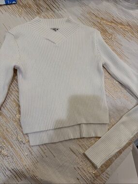 Point V-Neck Cropped Sweater